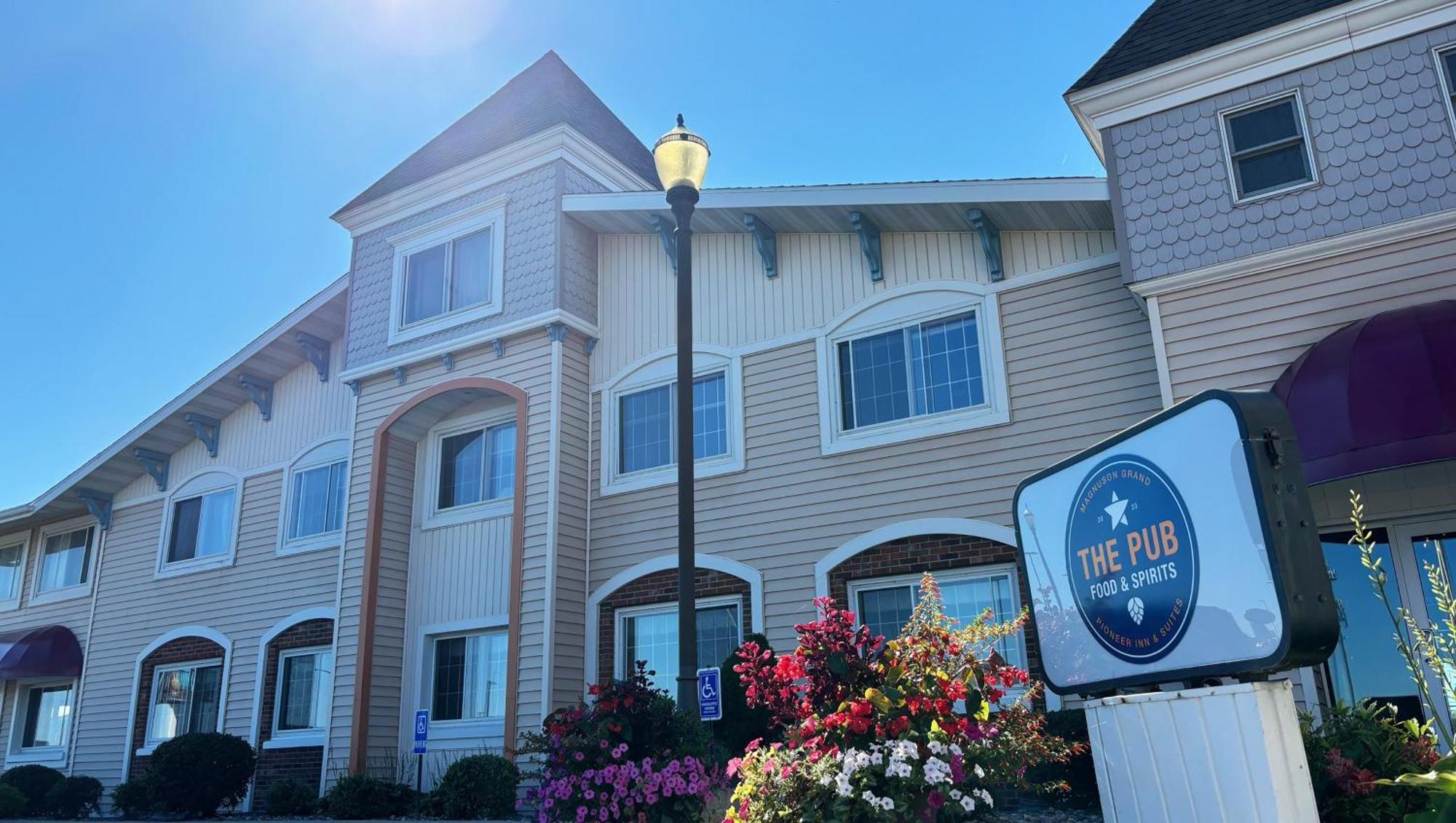 Magnuson Grand Pioneer Inn And Suites Escanaba Exterior foto